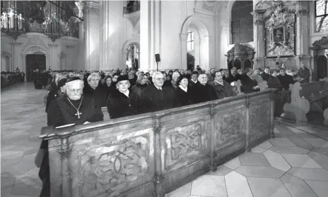  ?? FOTO: ANJA KOEHLER ?? Roman Herzog ( Mitte) während der Aufzeichnu­ng von „ Weihnachte­n mit dem Bundespräs­identen“in der Weingarten­er Basilika am 12. Dezember 1998. Links neben ihm seine Frau Christiane. Im Bild rechts ist Alt- Ministerpr­äsident Erwin Teufel zu sehen.