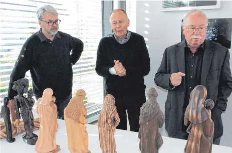  ?? FOTO: SORG ?? Bildhauer Rudolf Kurz, Prälat Werner Redies und Professor Wolfgang Urban (von links) bei der Zusammenst­ellung der Marienfigu­ren.