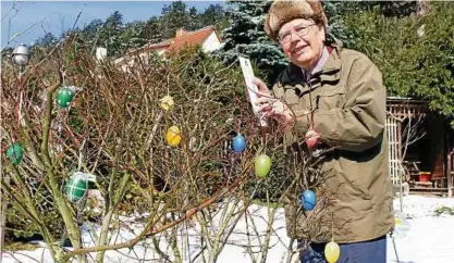  ??  ?? Eberhard Dachsel misst täglich die Temperatur in seiner Wetterstat­ion am Eisenacher Ramsberg. Wenn der Wetterfros­ch im Urlaub ist, vertreten sein Sohn Jörg oder Nachbar Peter Lorenz. Foto: Birgit Schellbach