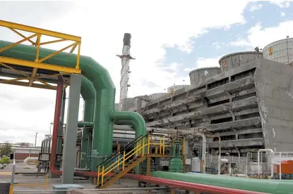  ?? JAVIER RIOS ?? Aún está pendiente la modernizac­ión de tres refinerías de Pemex, de un total de seis.