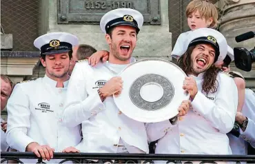  ??  ?? Blazenko Lackovic feiert mit Matti Flohr (l.) und Bertrand Gille (r.) die Deutsche Meistersch­aft 2011.