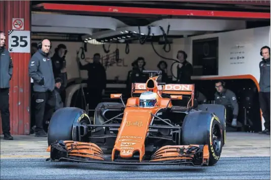  ??  ?? EL DEBUT. Fernando Alonso estrenó el nuevo McLaren MCL32 en un día de grabacione­s para la escudería británica en Montmeló.