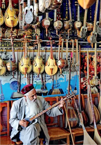  ??  ?? Un artisan vend des instrument­s de musique.