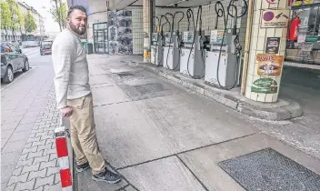  ?? RP-FOTO: BAUER ?? Temel Tuna vor der Tankstelle seines Vaters. 550.000 Euro möchte Temels Vater für die Tankstelle und die angrenzend­e Halle an der Elisabeths­traße in Unterbilk. Sein Angebot wird bis zu 24 Mal pro Stunde aufgerufen