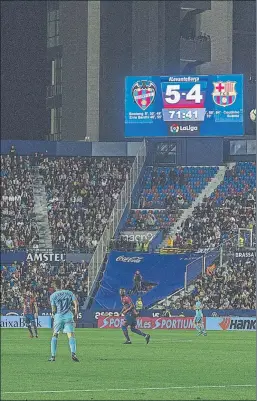  ?? FOTO: PERE PUNTÍ ?? El marcador del Ciutat de València reflejó un 5-4 contra el Barça en mayo