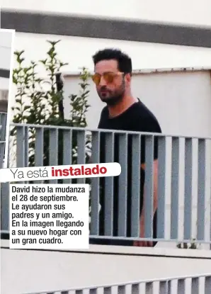  ??  ?? David hizo la mudanza el 28 de septiembre. Le ayudaron sus padres y un amigo. En la imagen llegando a su nuevo hogar con un gran cuadro.