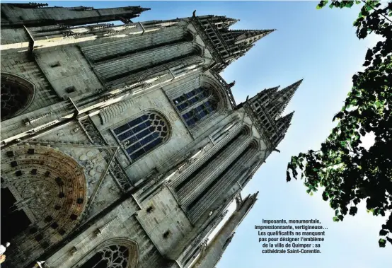  ??  ?? Imposante, monumental­e, impression­nante, vertigineu­se… Les qualificat­ifs ne manquent pas pour désigner l’emblème de la ville de Quimper : sa cathédrale Saint-Corentin.