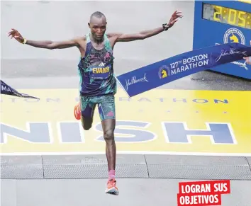  ?? ?? El keniano Evans Chebet cruza la meta como ganador del Maratón de Boston, revalidand­o como campeón. Mientras, en la foto de la derecha, Mónica Puig expresa la satisfacci­ón de también haber llegado a la meta por debajo de las cuatro horas. LOGRAN SUS OBJETIVOS