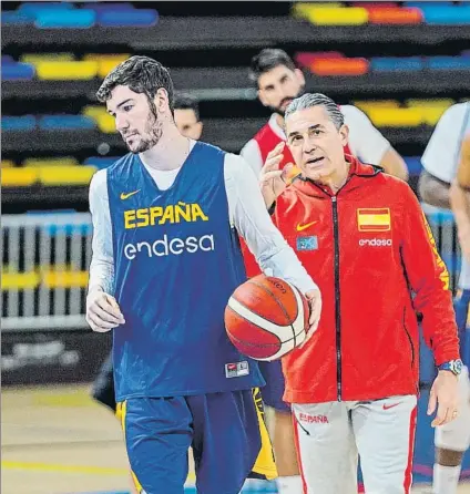  ?? FOTO: FEB ?? Darío Brizuela, en primer término, y Scariolo, detrás, durante una de las sesiones realizadas ayer en Guadalajar­a