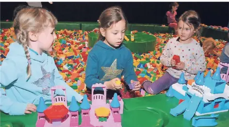  ?? FOTO: STEPHAN EPPINGER ?? Reichlich Spaß haben die Kindergart­enkinder im großen Pool aus Duplo-steinen im Kölner Odysseum.