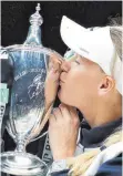  ?? FOTO: DPA ?? Ein Hochgenuss, der Siegerkuss: Caroline Wozniacki.