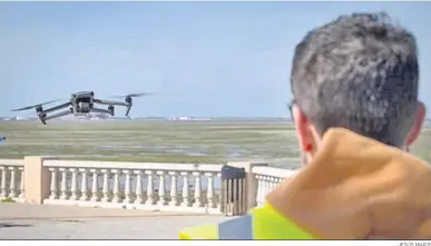  ?? JESÚS MARIN ?? Exhibición de vuelo de un dron llevada a cabo ayer en Bahía Sur.