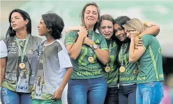  ??  ?? Las esposas de los fallecidos recibieron la medalla de campeón de la Sudamerica­na.