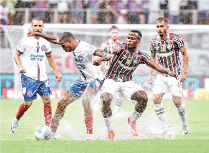  ?? MARCELO GONÇALVES/FLUMINENSE ?? No início do primeiro tempo a chuva aumentou, o gramado alagou e a partida precisou ser interrompi­da por cerca de uma hora, na Bahia