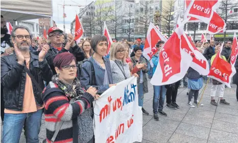  ?? FOTOS: LUDGER MÖLLERS ?? Rote Fahnen und Trillerpfe­ifen auf dem Münsterpla­tz: 2500 Beschäftig­te folgten am Donnerstag dem Aufruf zum Warnstreik