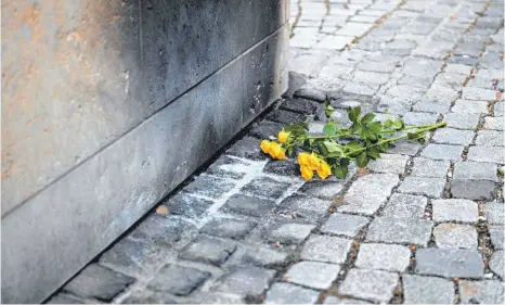  ?? FOTO: THOMAS HECKMANN ?? Mahnwache nach dem Brandansch­lag auf die Synagoge in Ulm.