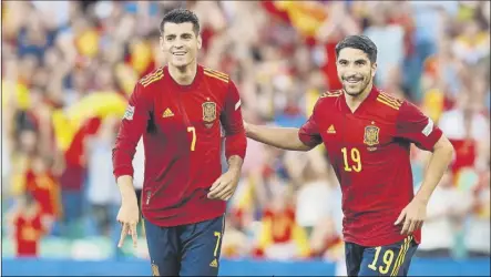  ?? Foto: Jose manuel Vidal / efe ?? Carlos Soler, internacio­nal español pretendido por el atlético de madrid, junto a Álvaro morata