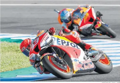  ?? JOSÉ MANUEL VIDAL / EFE ?? Marc Márquez y Pol Espargaró, durante el primer entrenamie­nto libre en el circuito Ángel Nieto.