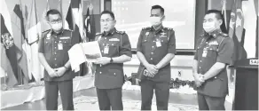  ??  ?? INI BETUL: Khirudin menjelaska­n mengenai perangkaan dan statistik tepat kebakaran rumah panjang di Sarawak. Turut kelihatan Tiong (dua kanan).