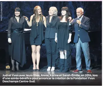  ??  ?? Judi et Yvon avec leurs filles, Annie, Karine et Sarah-Émilie, en 2014, lors d’une soirée-bénéfice pour annoncer la création de la Fondation Yvon Deschamps Centre-Sud.