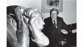  ??  ?? Halmut Schmidt junto a la escultura 'Rächer' ('el vengador') de Ernst Barlach en septiembre de 1977 en el museo en que hoy acoge la exposición de su colección de arte.