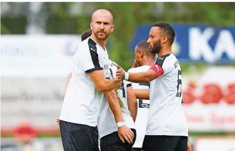  ?? Trainer Marcel Schug (links) erwartet von seiner Mannschaft künftig mehr Impulse nach vorne und mehr Ruhe auf dem Platz. Das Ziel des Spielertra­iners für die kommende Saison: ein besseres Ergebnis als in diesem Jahr.
ARCHIVFOTO: THOMAS WIECK ??