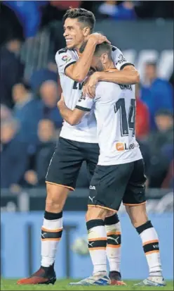  ??  ?? Gabriel Paulista y José Luis Gayà, celebrando un gol.