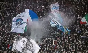  ??  ?? Les fans de la Lazio Rome ont lancé des chants pro-Mussolini au Vélodrome.