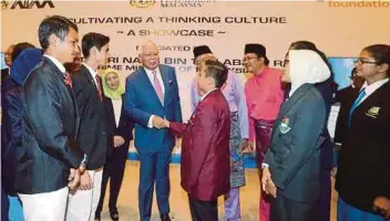  ??  ?? NAJIB berbual dengan pelajar selepas menyampaik­an sijil pencapaian bagi status IB World School di bawah inisiatif IBMYP di Bangunan Perdana Putra, Putrajaya.