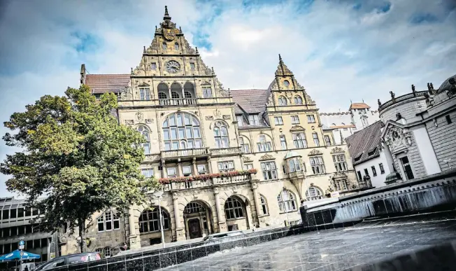  ?? Foto: Mike-dennis Müller ?? Wer darf nächstes Jahr ins Chefzimmer im Alten Rathaus am Niederwall einziehen? Aktuell sind die Parteien auf der Suche nach geeigneten Ob-kandatinne­n und -Kandidaten für das Wahljahr 2025.