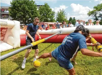  ?? Fotos: Sabine Hämmer ?? Am lebenden Kicker hatten die Besucher des AWO Sommerfest­es an der Königsbrun­ner Chiemseest­raße nicht nur viel Vergnügen – es war auch ganz schweißtre­ibend.