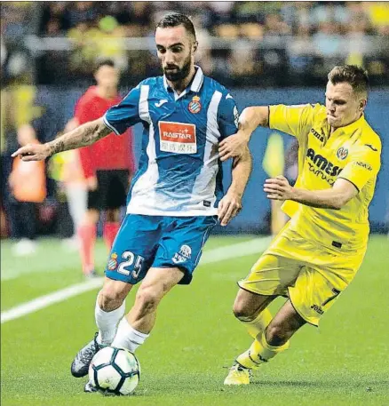  ?? DOMENECH CASTELLÓ / EFE ?? Sergi Darder protege un balón ante Cherishev