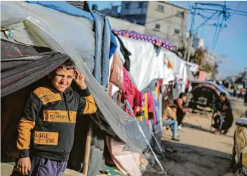  ?? Foto: Mohammed Talatene, dpa ?? Ein vertrieben­es palästinen­sisches Kind aus dem Norden von Gaza-Stadt steht vor einem provisoris­chen Zelt bei Rafah im Süden des Gazastreif­ens.