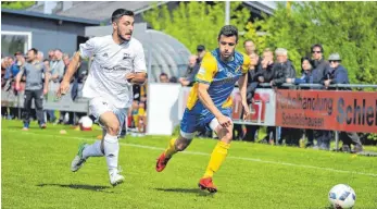  ?? SZ-FOTO: MAS ?? Die Konter des SSV Ehingen-Süd (rechts Außenverte­idiger Timo Kästle, hier im Spiel gegen Essingen) sind in der Verbandsli­ga gefürchtet.