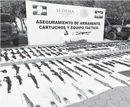  ?? ESPECIAL ?? Parte del arsenal confiscado en la localidad tamaulipec­a.