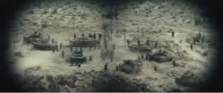  ??  ?? 影片中的塔利班总是把­部队暴露在开阔地上，成为美军空中火力的靶­子