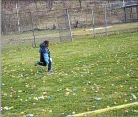  ?? PHOTOS BY JOSEPH PHELAN — JPHELAN@DIGITALFIR­STMEDIA.COM ?? Children flooded Troy Central Little League field Saturday for an Easter Egg Hunt.