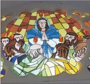  ??  ?? El vitral con la imagen de María Inmaculada en esta misma iglesia