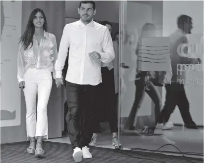  ?? Foto: dpa ?? Iker Casillas und Sara Carbonero verlassen das Krankenhau­s.