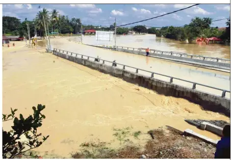  ??  ?? Water woes: A view showing the flash floods at Kampung Pengkalan in Alor Gajah, Melaka.