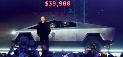  ??  ?? Figuraccia
Elon Musk in imbarazzo alla presentazi­one di Cybertruck di Tesla: i vetri antiproiet­tile si sono danneggiat­i