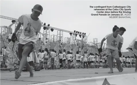  ?? ALDO NELBERT BANAYNAL ?? The contingent from Catbalogan City rehearses at the Cebu City Sports
Center days before the Sinulog Grand Parade on January 21.