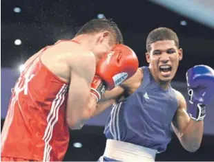  ?? CORTESÍA COD ?? El dominicano Elvis Rodríguez castiga con fortaleza al azteca Roberto Zariñana Gómez para agenciarse la medalla de plata y el pasaje a la final de su división.