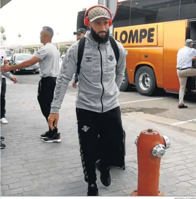  ?? ANTONIO PIZARRO ?? El francés Fekir llega con la expedición del Betis a la terminal del aeropuerto de San Pablo.