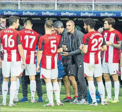  ?? FOTO: JUAN ECHEVERRÍA ?? Hidratació­n
Gaizka Garitano da instruccio­nes en uno de los parones del partido rodeado de los jugadores del Athletic