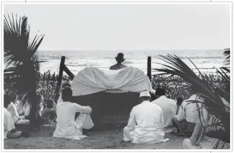  ?? NATIONAL GANDHI MUSEUM ?? ■ Gandhi at a prayer meeting at Mumbai’s Juhu beach, May 1944.