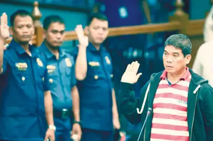  ?? (AP FOTO) ?? SENATE EJK PROBE.
Ronnie Dayan, the driver-bodyguard of opposition Sen. Leila De Lima who went into hiding after being linked to the illegal drugs trade, takes his oath at the resumption of the Senate probe on alleged extrajudic­ial killings in...