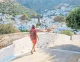  ?? ?? iiAll Greek to me: tranquil Chrysomili­a harbour at the northern tip of Fourni Island i Step out: take a stroll above Fourni village