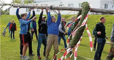  ??  ?? Ordentlich Muskelkraf­t mussten die Wildetaube­r Feuerwehrm­änner aufbringen. Mehr Fotos auf www.otz.de Fotos (): Patrick Weisheit