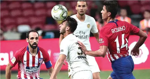  ?? WALLACE WOON/EPA-EFE ?? AKHIRNYA MENANG: Gelandang muda PSG Azzedine Toufiqui mengontrol bola dengan kepalanya di antara kepungan bek kanan Atleti Juanfran (kiri) dan gelandang baru Atleti Rodri dalam Internatio­nal Champions Cup di National Stadium, Singapura, tadi malam...